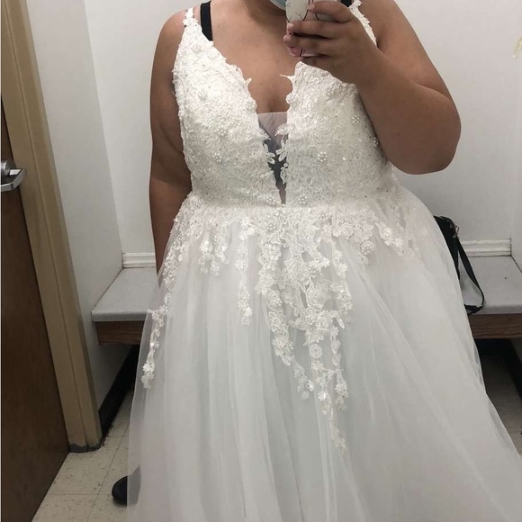 Wedding dress- never worn (other than pics) size XL! OPEN TO OFFERS - Picture 2 of 6